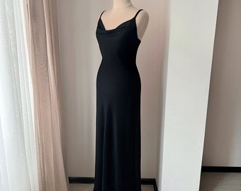 Bodenlanges schwarzes Nachthemd, langes Nachthemd mit Wasserfallausschnitt, Schwarzes Negligeekleid, knöchellanger Slip, Nachtwäsche Frauen, Seidennachthemd, Sommerkleid