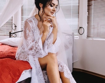 Bata de novia de encaje Chantilly blanco: Kimono transparente con faja de seda