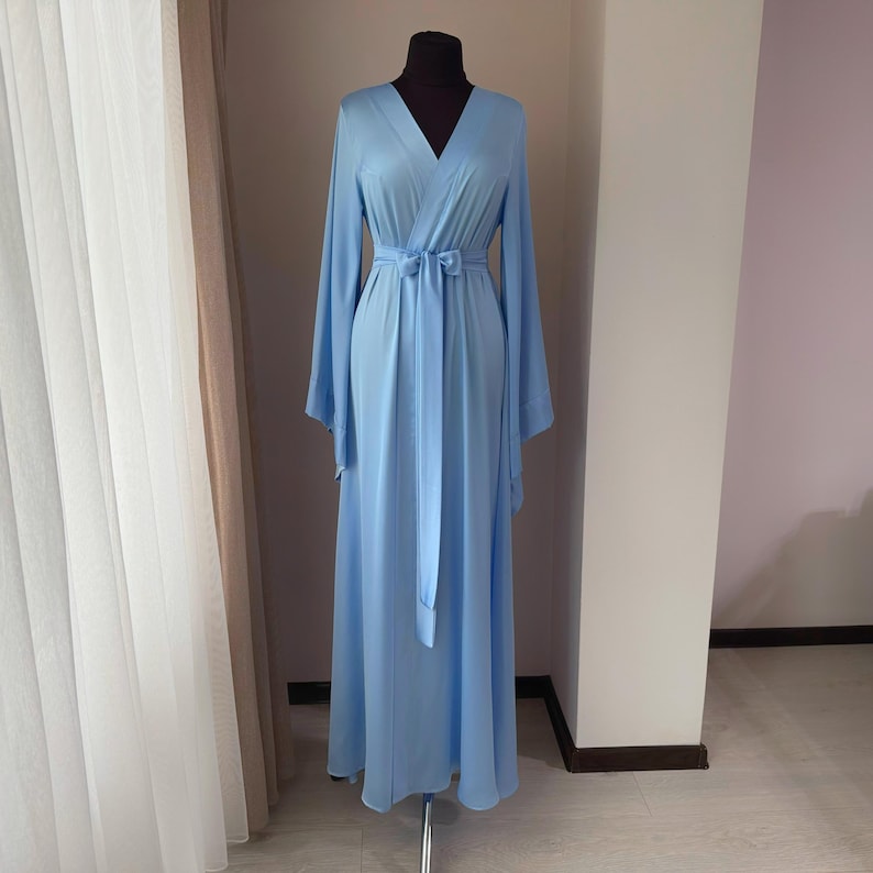 Blå brudkimono, Golvlång morgonrock, Bröllopsmorgonrock, Lång satinmorgonrock, Boudoirmorgonrock, Brudtärnemorgonrock, Brudunderkläder bild 3