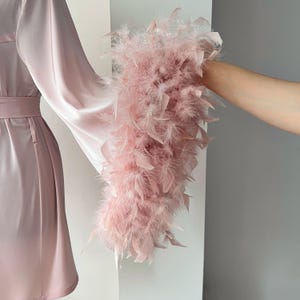 Robe rosa de penas, Robe de noiva, Robes de casamento com penas, Dia do casamento, Robe curto de cetim de seda, Despedida de solteira, Robes para damas de honra imagem 6