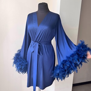 Robe rosa de penas, Robe de noiva, Robes de casamento com penas, Dia do casamento, Robe curto de cetim de seda, Despedida de solteira, Robes para damas de honra Blue