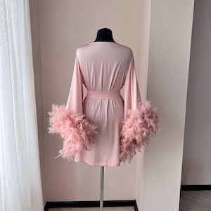 Robe rosa de penas, Robe de noiva, Robes de casamento com penas, Dia do casamento, Robe curto de cetim de seda, Despedida de solteira, Robes para damas de honra imagem 5