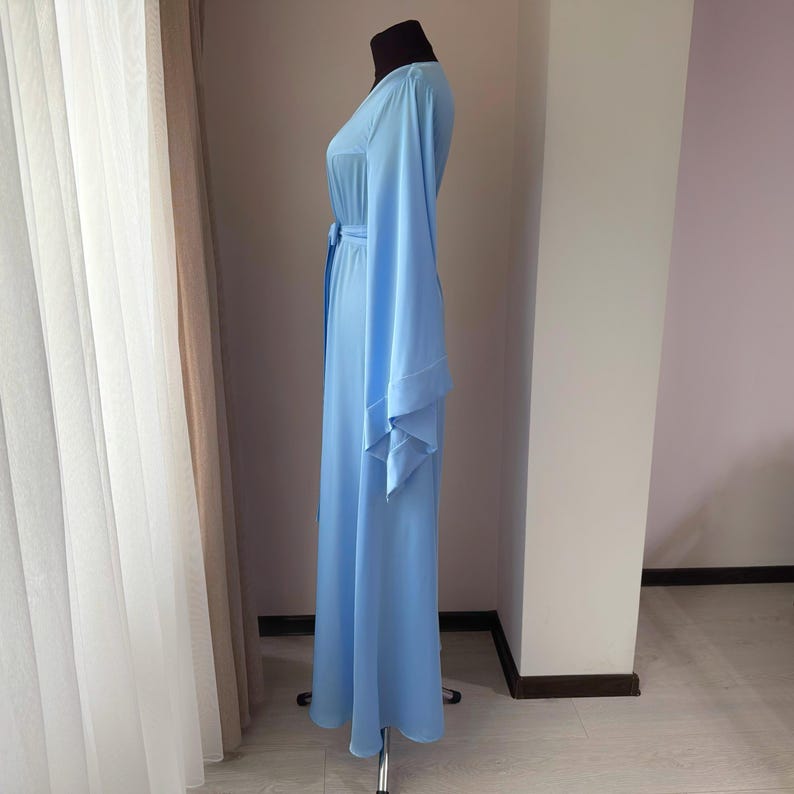Blå brudkimono, Golvlång morgonrock, Bröllopsmorgonrock, Lång satinmorgonrock, Boudoirmorgonrock, Brudtärnemorgonrock, Brudunderkläder bild 4