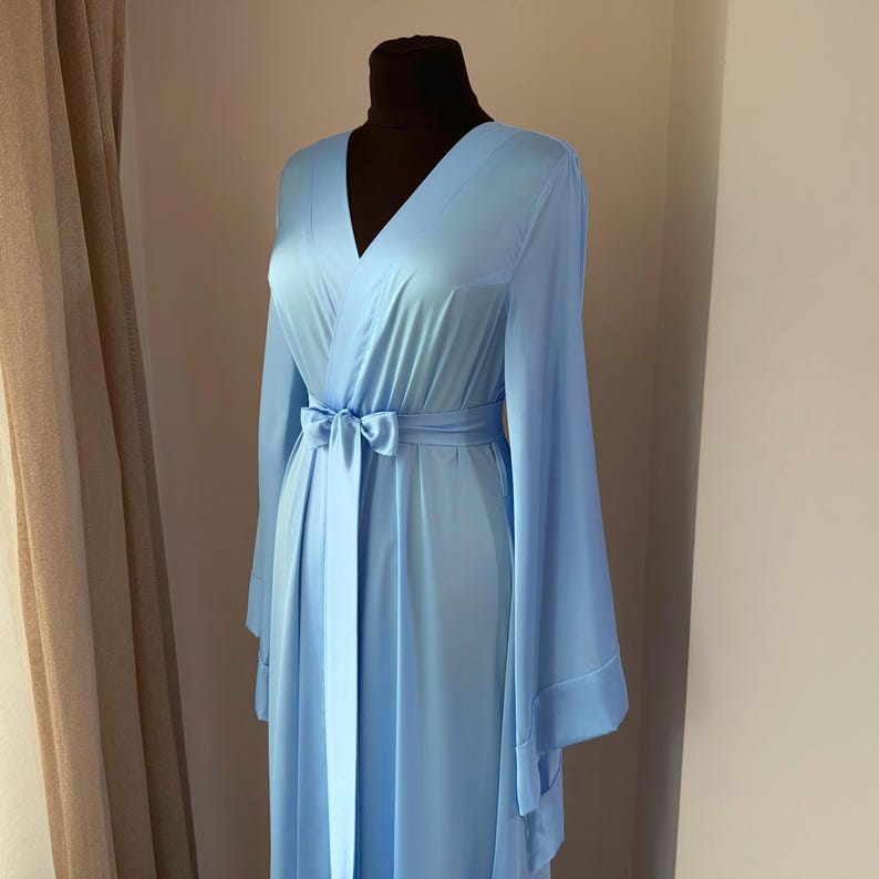 Blå brudkimono, Golvlång morgonrock, Bröllopsmorgonrock, Lång satinmorgonrock, Boudoirmorgonrock, Brudtärnemorgonrock, Brudunderkläder bild 2