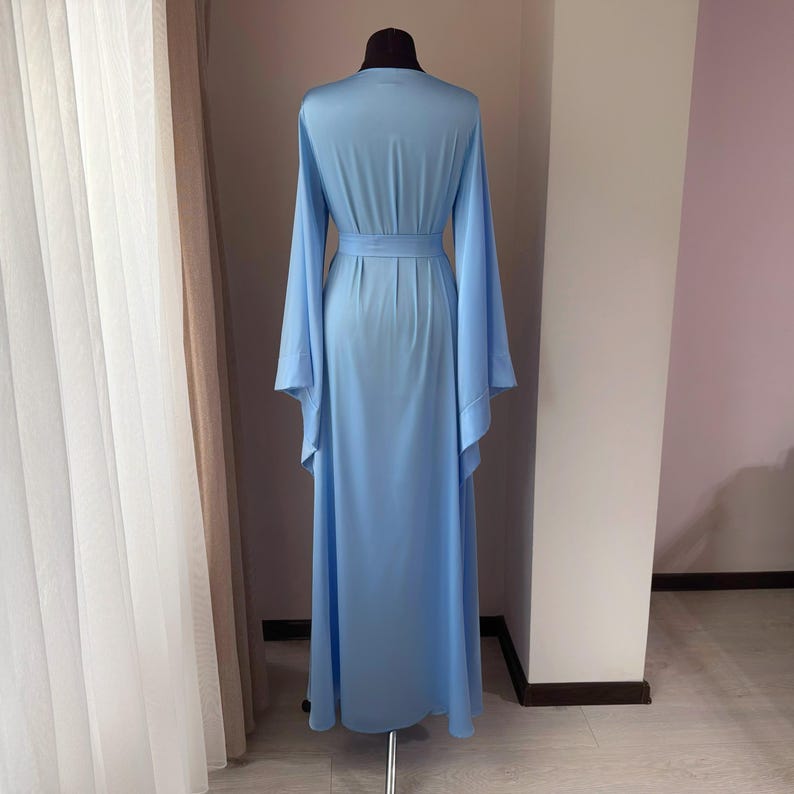 Blå brudkimono, Golvlång morgonrock, Bröllopsmorgonrock, Lång satinmorgonrock, Boudoirmorgonrock, Brudtärnemorgonrock, Brudunderkläder bild 5