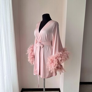 Robe rosa de penas, Robe de noiva, Robes de casamento com penas, Dia do casamento, Robe curto de cetim de seda, Despedida de solteira, Robes para damas de honra imagem 4