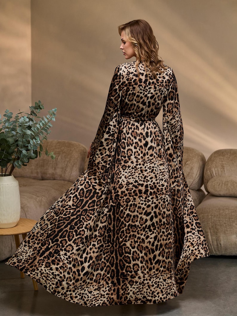 Puede incluir: Un vestido maxi de manga larga, de estampado de leopardo marr&oacute;n y negro, con cuello en V y cintura con lazo.