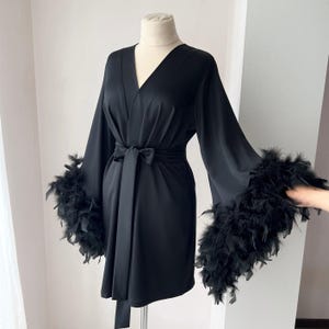 Robe rosa de penas, Robe de noiva, Robes de casamento com penas, Dia do casamento, Robe curto de cetim de seda, Despedida de solteira, Robes para damas de honra Black