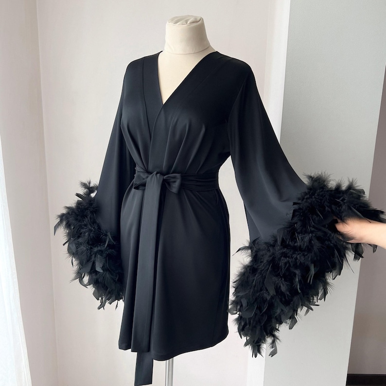 Robe rosa de penas, Robe de noiva, Robes de casamento com penas, Dia do casamento, Robe curto de cetim de seda, Despedida de solteira, Robes para damas de honra Black