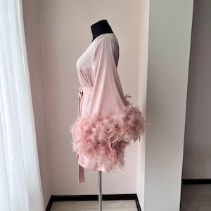 Robe rosa de penas, Robe de noiva, Robes de casamento com penas, Dia do casamento, Robe curto de cetim de seda, Despedida de solteira, Robes para damas de honra imagem 3