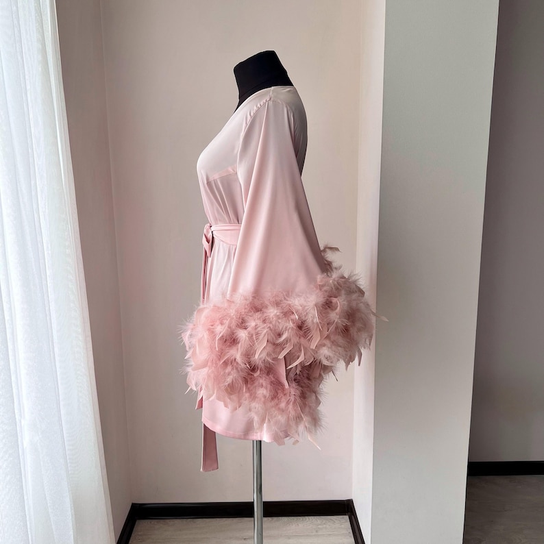 Robe rosa de penas, Robe de noiva, Robes de casamento com penas, Dia do casamento, Robe curto de cetim de seda, Despedida de solteira, Robes para damas de honra imagem 3