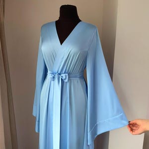 Blå brudkimono, Golvlång morgonrock, Bröllopsmorgonrock, Lång satinmorgonrock, Boudoirmorgonrock, Brudtärnemorgonrock, Brudunderkläder Blå