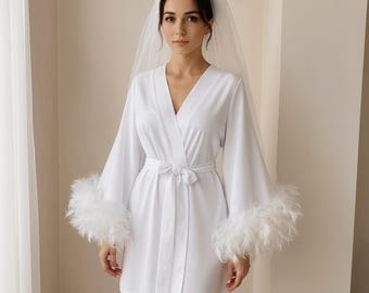 Verenkleed bruid, witte bruidsjurk, trouwjurk, luxe loungewear, trouwdagoutfits, bruid maakt zich klaar, bruidslingerie