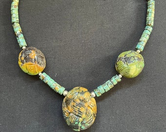 Colar artesanal Navajo, em estilo sudoeste americano, com pedra turquesa esculpida e contas de prata de lei 925.