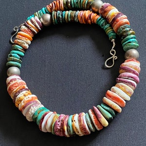 Collana Navajo realizzata a mano con perline rondelle a scaglie di pietre preziose turchesi e spinose, perline in argento anticato.
