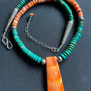 Collana Navajo realizzata a mano in stile sud-occidentale con rondelle di pietre preziose autentiche color arancio, turchese e perline in argento sterling 925.