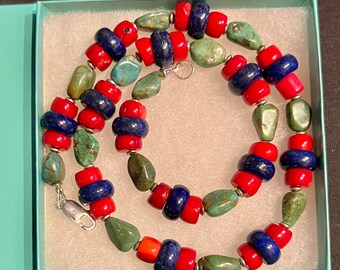 Collier minimaliste unisexe bohème fait main en perles de turquoise, lapis et corail.