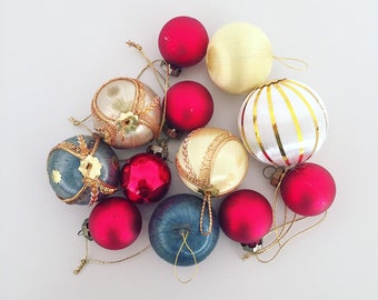 Green,gold,red metallic thread spun Christmas 5 bauble ornaments Vintage