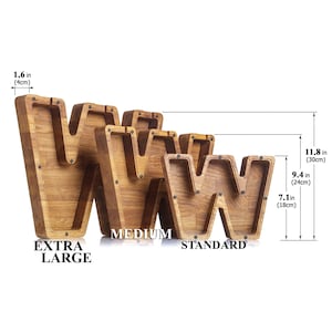 Può includere: Tre salvadanai in legno a forma di lettera W nelle misure extra large, medium e standard. Le altezze sono 30 cm, 24 cm e 18 cm. Ogni modello ha una profondità di 4 cm ed è dotato di un pannello frontale trasparente fissato con viti.