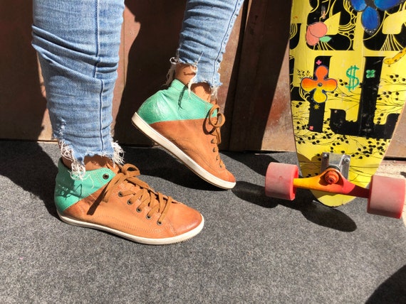 Flat leather deals sneakers