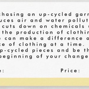 Op de afbeelding: Een witte kaart met zwarte tekst die up-cycled kleding promoot. De tekst luidt: Het kopen van een up-cycled kledingstuk vermindert lucht- en watervervuiling en vermindert het gebruik van chemicali&euml;n bij de productie van kleding. Maat en prijs staan onderaan.