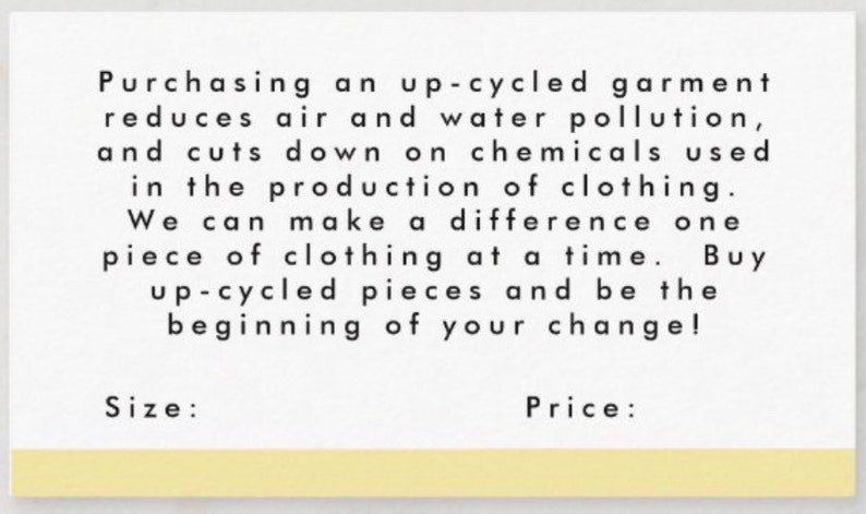 Op de afbeelding: Een witte kaart met zwarte tekst die up-cycled kleding promoot. De tekst luidt: Het kopen van een up-cycled kledingstuk vermindert lucht- en watervervuiling en vermindert het gebruik van chemicali&euml;n bij de productie van kleding. Maat en prijs staan onderaan.