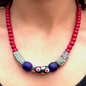 Gedurfde en unieke, Afrikaanse handgemaakte kralen, kralenketting, hout en keramiek, etnisch, statement. Rood Blauw