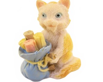 Figura vintage de gato con bolsa de tela enrollada