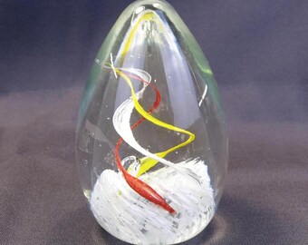 Pisapapeles con forma de huevo de vidrio soplado. Impresionante diseño en espiral amarillo, rojo y blanco.