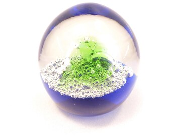 Pisapapeles antiguo de cristal soplado a mano, azul verdoso y transparente, fechado en 1978.