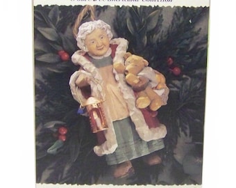 Adorno de la Sra. Claus de Hallmark Showcase de 1996, perteneciente a la colección de arte popular.