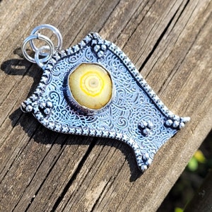 Ciondolo in quarzo, ciondolo in argento 925, ciondolo in pietra gialla, ciondolo boho chic, ciondolo etnico