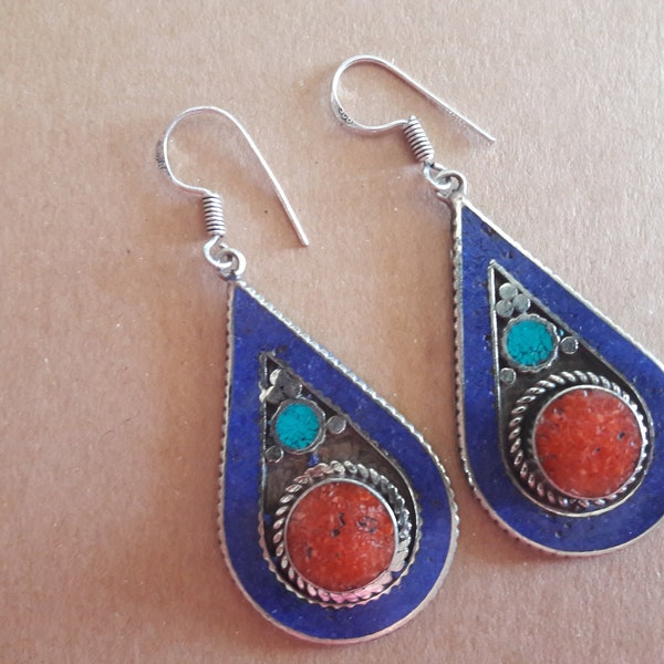 Boucle d'oreille tibetaine ethnique en argent 925 pierres naturelles turquoise, corail et lapis-lazuli