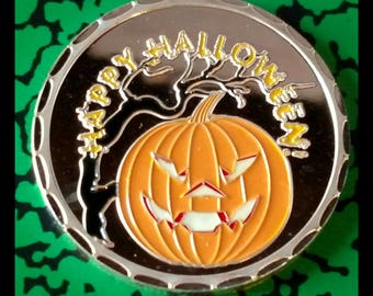 Moneda de arte plateada coloreada de bruja de casa embrujada de calabaza de Halloween