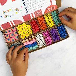 Personalisierte Regenbogen Farben Armband Making Kit | Basteln Holzspielzeug für Kindergeburtstagsgeschenk | Blume Perlen Schmuck