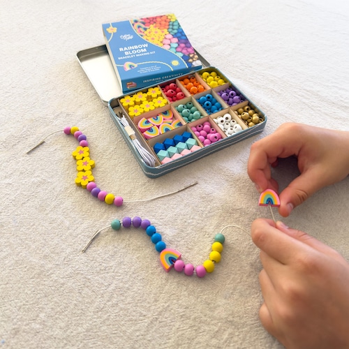 Kit de fabrication de bracelets Fleurs arc-en-ciel | Activité de création de bijoux en bois pour les enfants