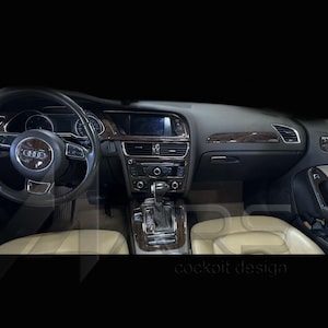 Könnte beinhalten: Der Innenraum eines Audi-Fahrzeugs mit einem dunklen Armaturenbrett mit Holzmaserung, einem schwarz belederten Lenkrad mit Audi-Logo, einem zentralen Infotainment-Bildschirm, Klimabedienelementen, einem Schalthebel und beigen Ledersitzen.
