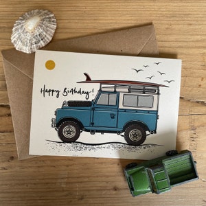 Carte d'anniversaire de plage Land Rover : une seule carte A6 avec enveloppe kraft.
