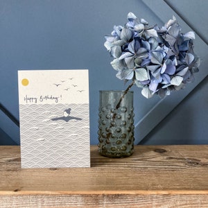 Carte d'anniversaire Natation sauvage : une seule carte A6 avec enveloppe kraft.