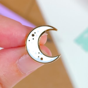 Kawaii White Moon Mini Enamel Pin – Cute Pastel Celestial Pin, Hard Enamel Moon Badge, Mini Moon Accessory for Jackets & Bags, Crescent Moon