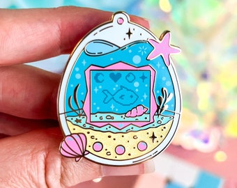Digital Aquarium Enamel Pin · Glitter Gold-Plated Pixel Art Pin Badge · Retro Gamefish Tank Charm for Collectors & Bookish Merch