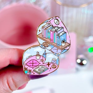 Broche de esmalte de biblioteca de bolso, broche de esmalte fofo, distintivo de broche, brinquedo nostálgico dos anos 90, amante de livros, retrô, vintage, leitor voraz, Romantasy, fantasia romântica