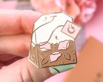 Spilla smaltata a forma di bustina di tè rosa · Spilla a forma di tè floreale glitterato · Spilla da strega kawaii placcata in oro per giacche e borse