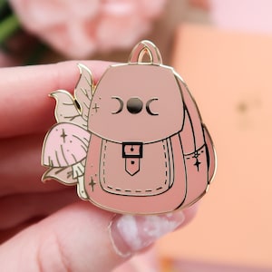 Emaille pin heks rugzak · Cute Witchy tasspeld · Cottagecore paddenstoel reversspeld