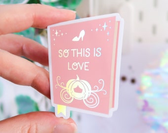 So This Is Love Book Holographic Sticker, Holo, Cute Stickers, autocollant planificateur, pack, vinyle, kiss cut, livre, lecture, histoire, Cendrillon