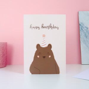 Carte de voeux Happy Bearthday, carte d'anniversaire, cartes pour lui, cartes pour elle, joyeux anniversaire, anniversaire ours, cartes drôles, effronté, chapeau de fête