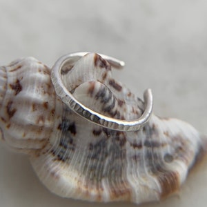 Line Hammered 925 Sterling Silver Wire Ear Cuff, Little Conch Ear Cuff Non Pierced, Summer Festival Adjustable Cartilage Ring No Piercing