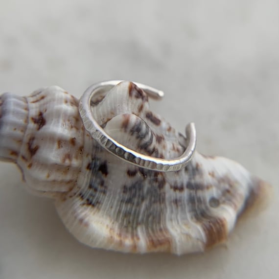 925 Sterling Silver Wire Ear Cuff, Little Conch Non Pierced, Minimalist Boho Adjustable Cartilage Ring No Piercing, Small Line Hammered