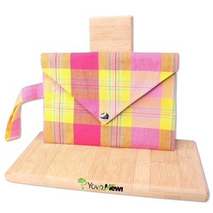 Pochette  de soirée en tissu madras jaune rose  et coton noir, accessoires soirée mariage, look madras