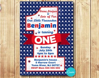 Puede incluir: Una tarjeta de invitación de cumpleaños rectangular con un gran número uno blanco con borde rojo sobre un fondo azul oscuro con estrellas blancas. El texto incluye Stars, Stripes & Lots of Fun, Our Little Firecracker, Benjamin is turning ONE.